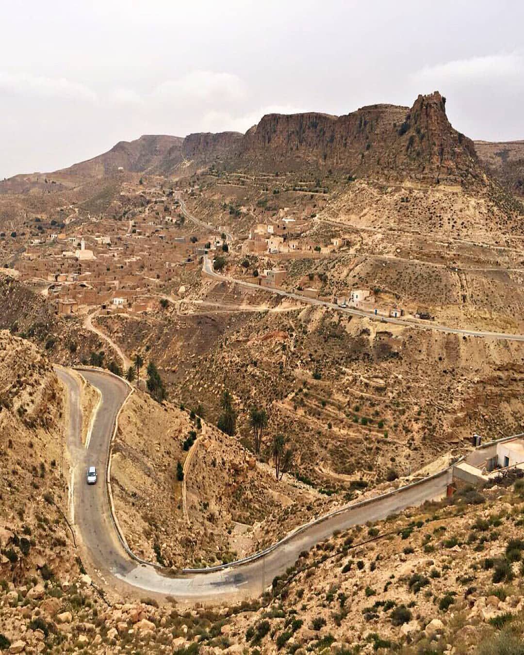 Village de Chenini niché dans un paysage désertique